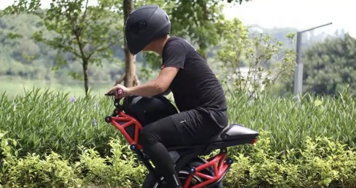 Una moto elettrica mono-ruota in stile Ducati Monster: è in vendita su Alibaba