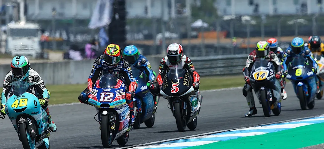 Moto3, Bezzecchi “steso” da Bastianini. Un pasticciaccio mondiale
