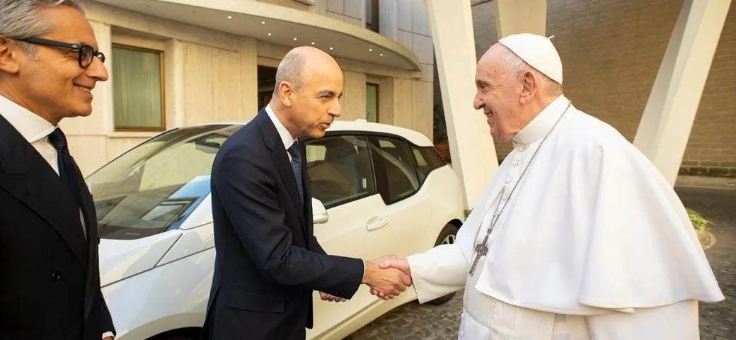Papa Francesco riceve in dono una Bmw i3