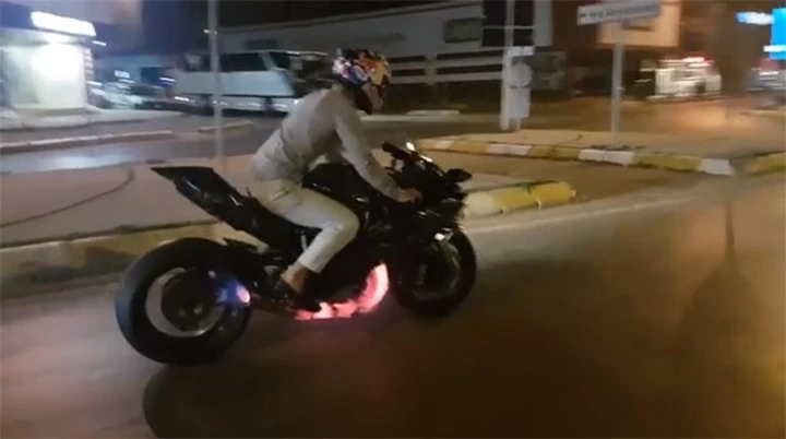 Kenan Sofuoglu, burnout con una Kawasaki Ninja H2R [Video]