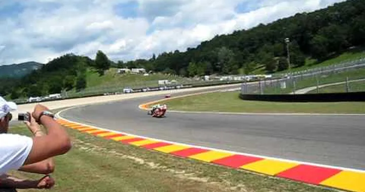 Mugello, 29.05.09, staccata alla San Donato con sorpasso di Valentino Rossi su Dani Pedrosa