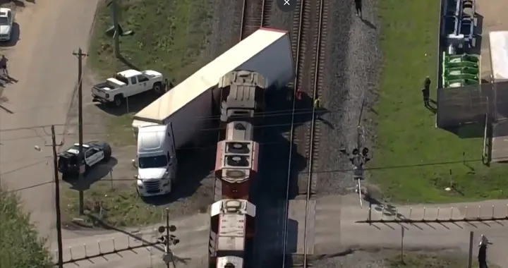 TIR con supercar colpito da un treno: distrutta una nuovissima SF90 Stradale