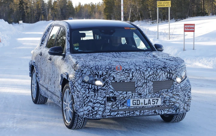 Mercedes EQB: foto spia sulla neve