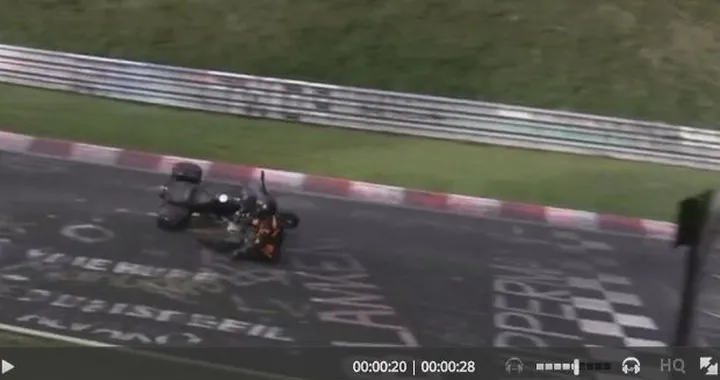 Troppo veloce in curva al Nürburgring [Video]