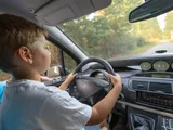 Bambino di 7 anni ruba il SUV dei genitori per andare al McDonald's