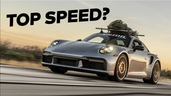 L’albero di Natale più veloce del mondo viaggia su una Porsche 911 Turbo S