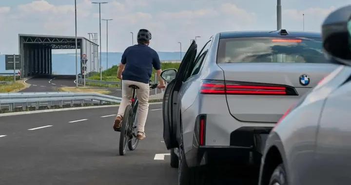 BMW iX3, la portiera non si apre se arriva un ciclista: ecco come funziona