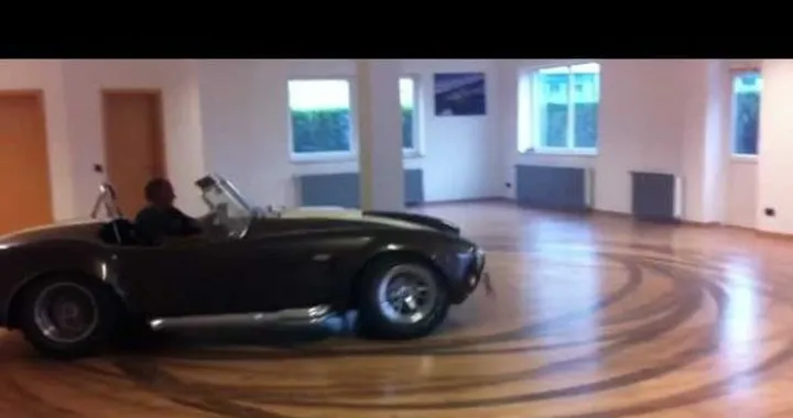 Video: Drift in casa con la Cobra