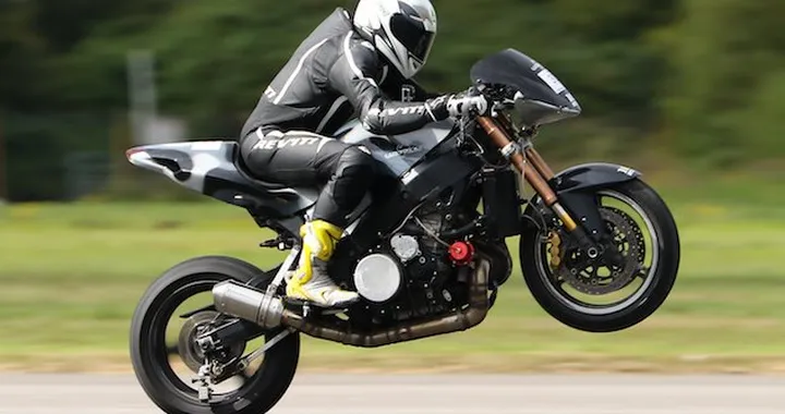 Oltre 343 km/h in impennata: il record dell'olandese Egbert van Popta [Video]