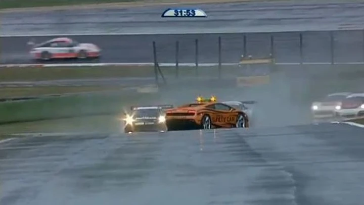 La safety car va in testa coda. L'Epic Fail è in pista