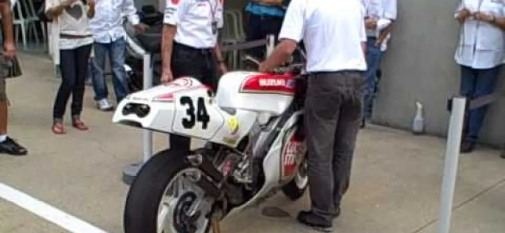 La Suzuki RGV500 di Kevin Schwantz in pista ad Indianapolis
