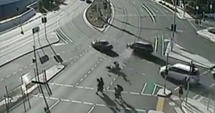 Terribile incidente in moto all'incrocio: follia in sella [Video]