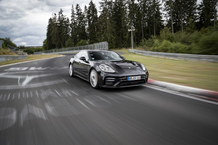 Porsche Panamera: foto spia ufficiali della versione restyling