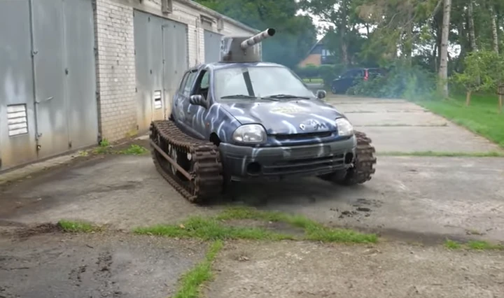 Una vecchia Renault Clio diventa un carro armato [Video]