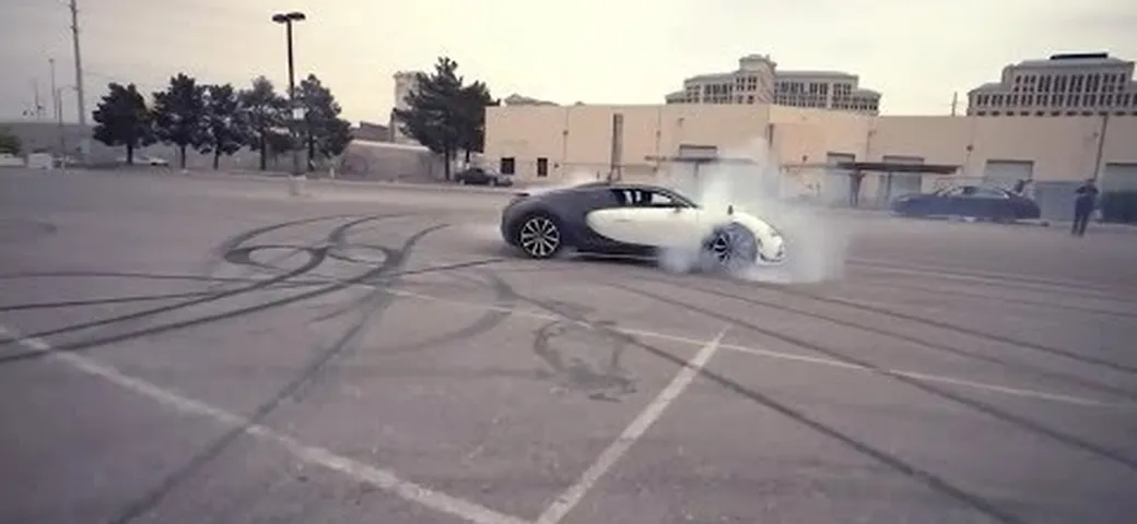 Bugatti Veyron Super Sport atomizza gli pneumatici ed è show [Video]