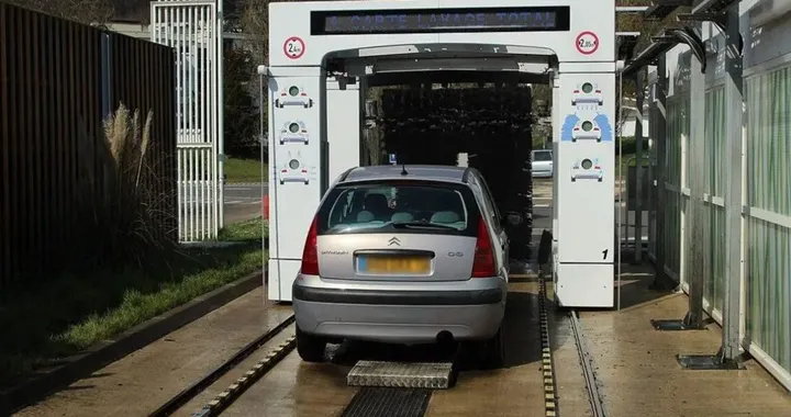 Donna rimane intrappolata nel rullo di un autolavaggio, una brutta disavventura