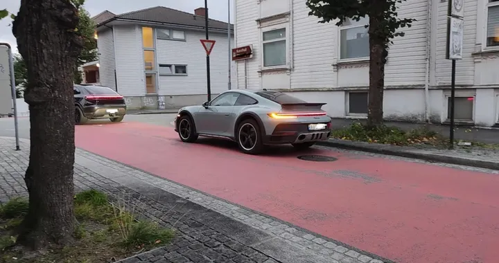 Una Porsche 911 Dakar si sostituisce al bus della scuola