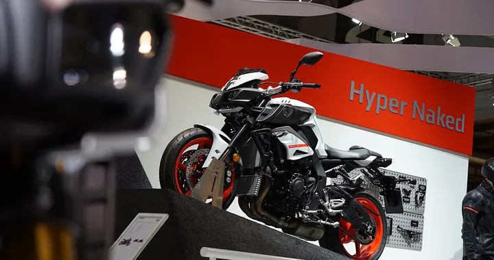 EICMA 2018: le Yamaha Hyper Naked cambiano livrea