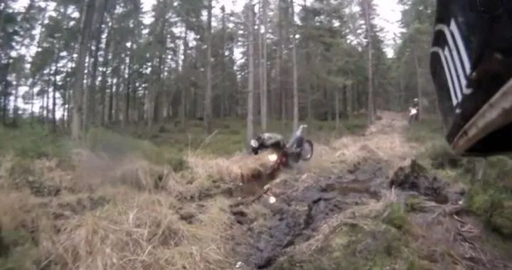Video divertenti: motociclista fa una figura di... palta