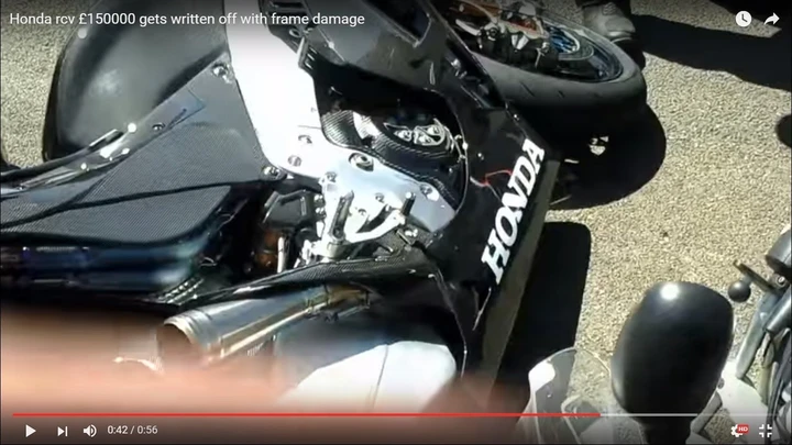 Honda RC213V-S vittima di uno strike in un raduno [Video]