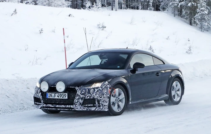 Audi TT RS: foto spia del facelift sulla neve