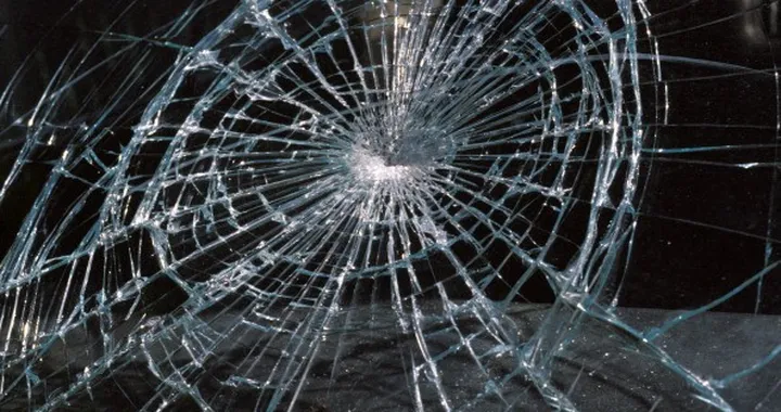 Roma, follia sulla tangenziale: straniero lancia sassi su auto, un ferito