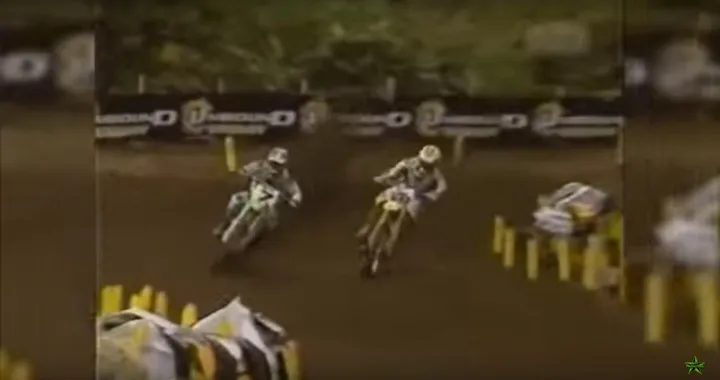 Sorpassi epici: splendida battaglia nel motocross [Video]
