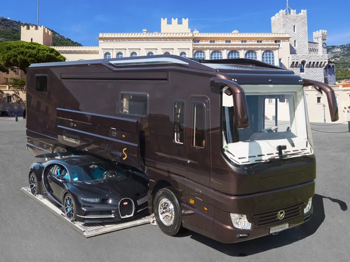 Il camper di lusso Volkner nel garage ha... una Bugatti Chiron!