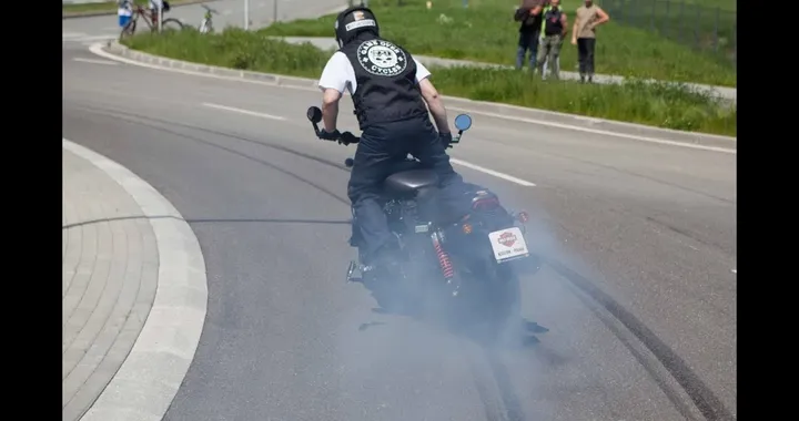 Guinness World Record in the longest motorcycle burn-out (Harley-Davidson Street Rod™)