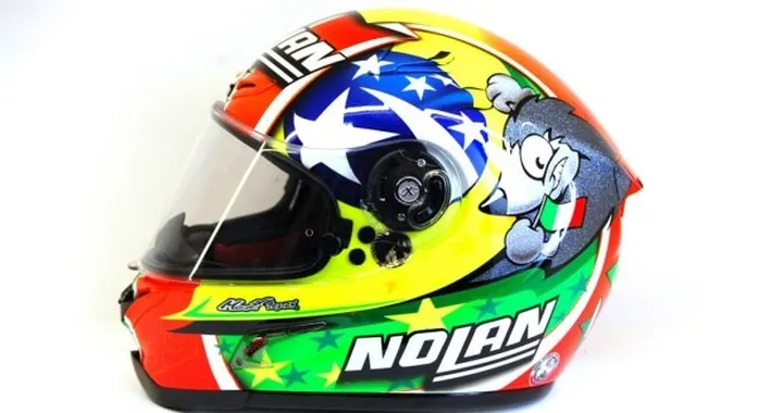 Marco Melandri omaggia i Mondiali di Calcio con un casco speciale