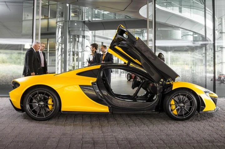 Come non aprire la portiera di una McLaren P1