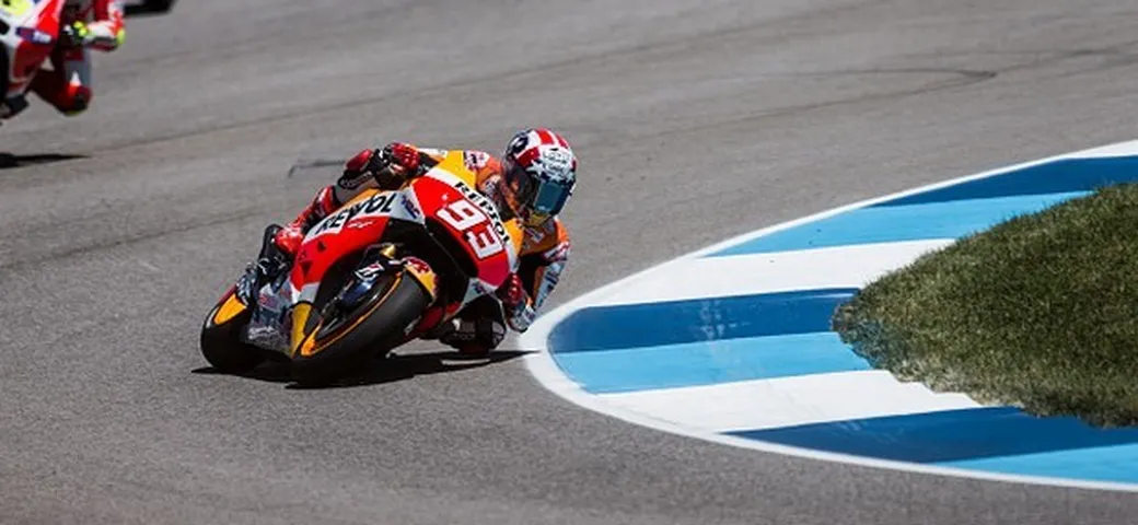MotoGP Indianapolis 2015: Marquez trionfa dopo un lungo duello con Lorenzo, rimonta e terzo posto per Rossi