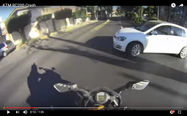 Incidente all'incrocio fra una moto ed una Golf [Video]