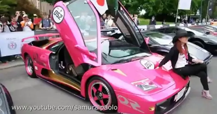 Pink Lamborghini Diablo in Piazza Castello a Milano