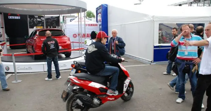 Foto del giorno: Nicky Hayden nel Paddock SBK di Monza
