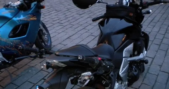 Foto del giorno: Kawasaki Z750 con manubri posteriori