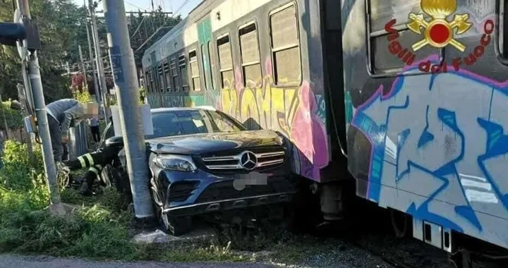 Incidente assurdo per una Mercedes, finita contro il treno