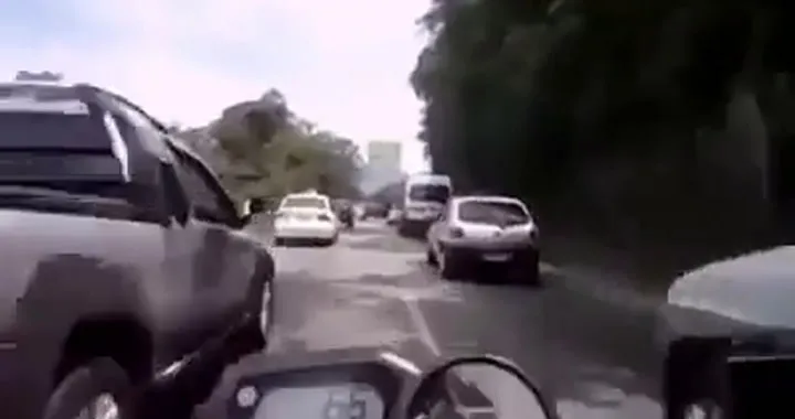 Motociclista folle nella roulette stradale