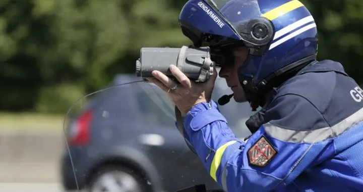 A 163 km/h davanti alla caserma della polizia, motociclista fermato