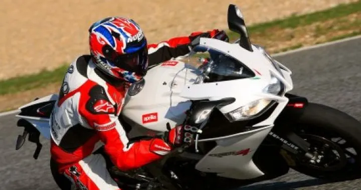 TEST: Faccia a faccia con la Aprilia RSV4 R