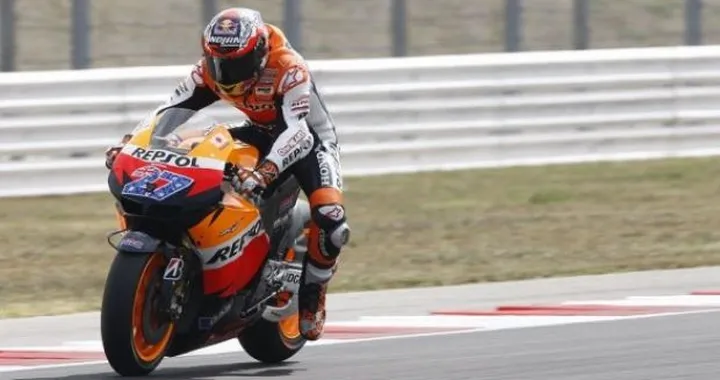 MotoGP: Casey Stoner domina le libere del sabato, davanti a Pedrosa e Lorenzo. Rossi 12° sdrammatizza con un nuovo casco