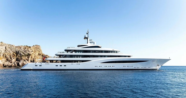 Lo yacht da 200 milioni del patron Aston Martin avvistato tra Capri e Nerano
