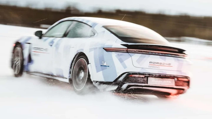Porsche Taycan GTS: record mondiale di drifting su ghiaccio