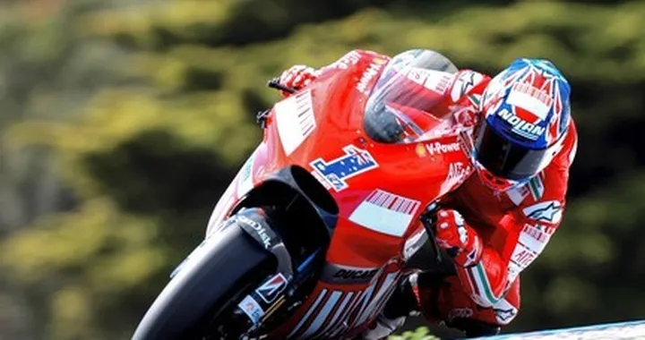 Stoner, ottava pole stagionale! Caduta di Rossi, fermo sul 12° tempo