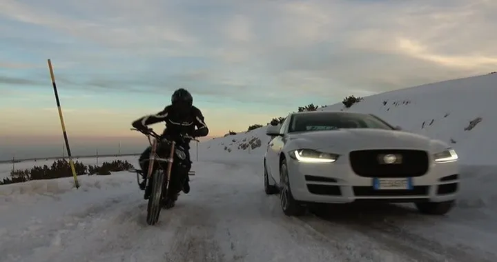 Jaguar XE vs Triumph sulla neve