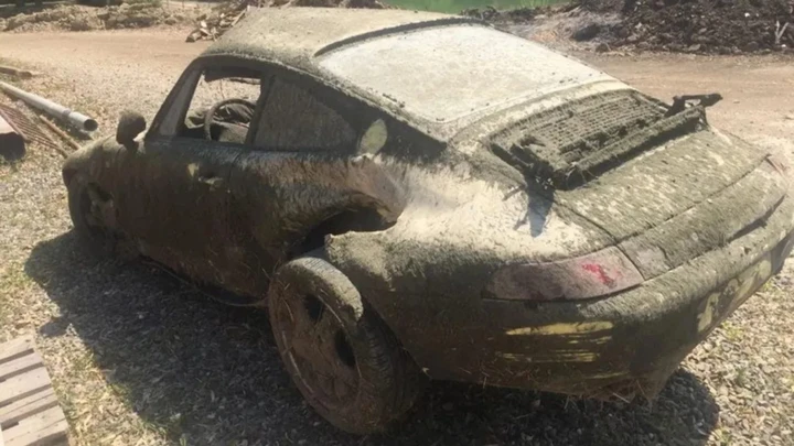 Porsche 911 resta 5 anni in un fiume: dentro c’erano 1.100 kg di fango