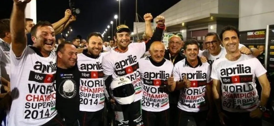 SBK Qatar 2014: Sylvain Guintoli fa doppietta ed è Campione del Mondo Superbike 2014 con Aprilia