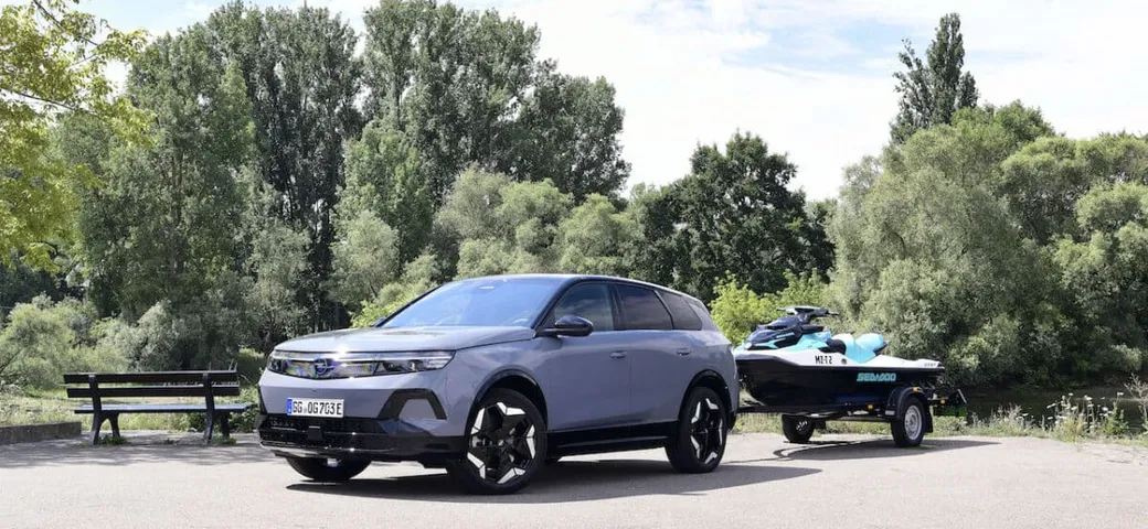 Opel Grandland Electric AWD, capacità di traino impressionante: fino a 1.350 kg