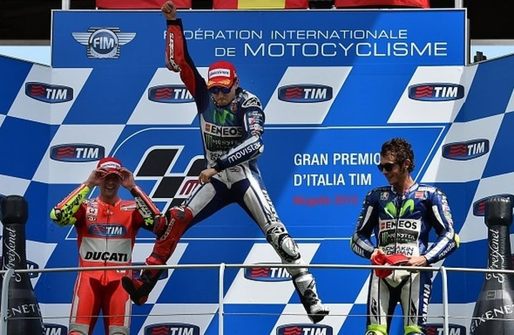 MotoGP Mugello 2015 | Gara | Trionfo per Jorge Lorenzo, secondo posto per Iannone, Rossi 3°, fuori Dovizioso e Marquez