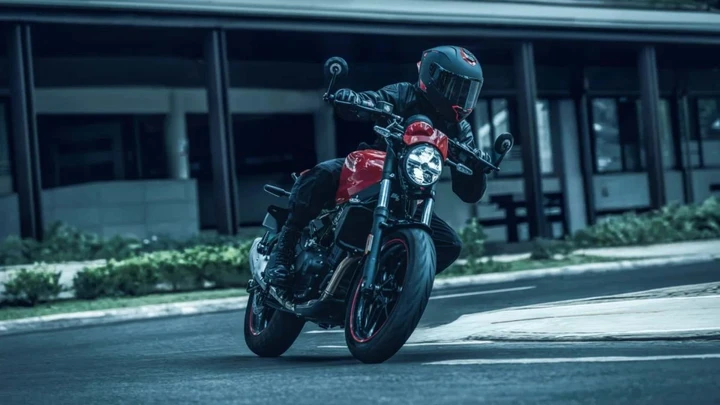 Royal Enfield Guerrilla 450 Apex: più sportiva, più precisa, più divertente